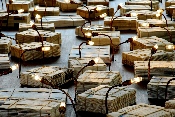 Eclairer Le Monde... - 3,60 x 9,60 m - 8 000 journaux - plancher en bambou - ampoules basse densité -  2010